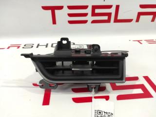 Воздуховод центральной панели (пассажирский) Tesla Model S 1 поколение [рестайлинг] 2018, 1096880-00-A, 1061734-02-B
