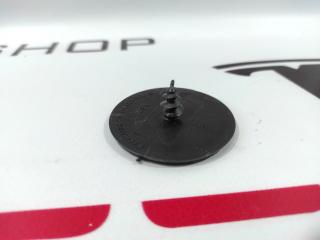 Клипса фиксации коврового покрытия днища Tesla Model S 1 поколение 2016, 1037078-00-A