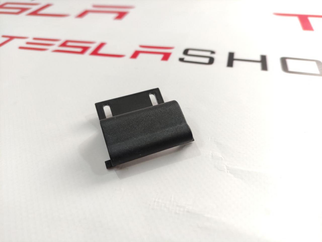 Заглушка беспроводного зарядного устройства Tesla Model S 1 поколение 2015, 1060585-00-A - фото №1