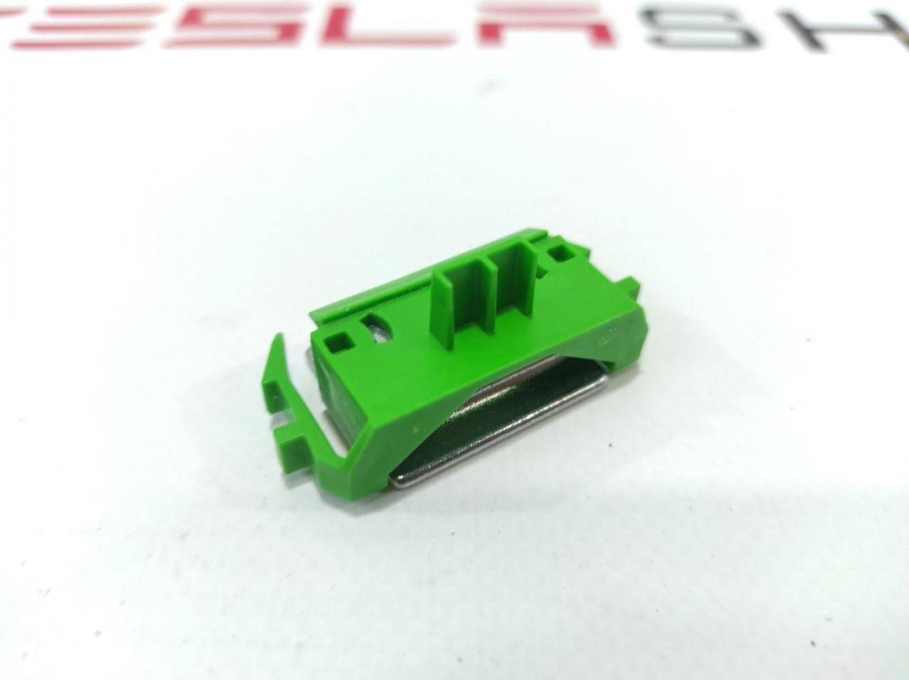 Крепеж прижимной модулей основной батареи Tesla Model 3 1 поколение 2019, 1098669-00-D - фото №1