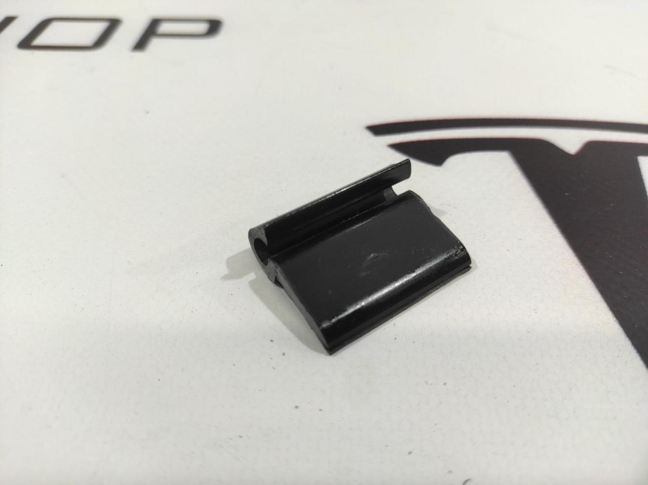 Кронштейн крепления подкапотного пластика к крылу Tesla Model S 1 поколение 2015, 1012944-00-D - фото №1