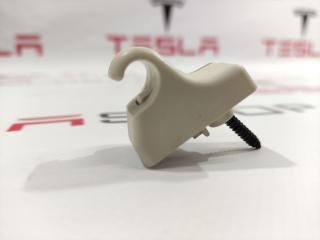 Крепление (крючок) солнцезащитного козырька Tesla Model S 1 поколение 2015, 1050620-00-A