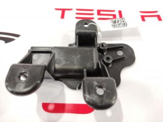 Кронштейн крепления ручки Tesla Model S 1 поколение 2016, 1008404-00-C