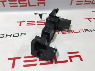 Кронштейн внешний сидений 2-го ряда Tesla Model X 1 поколение 2017, 1059715-00-D