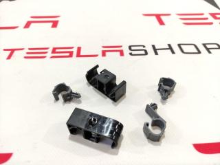 клипса Tesla Model S 1 поколение 2015, 1013245-00-F, DLHI5