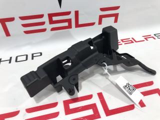 Кронштейн накладки, стойки C Tesla Model X 1 поколение 2017, 1051825-00-B