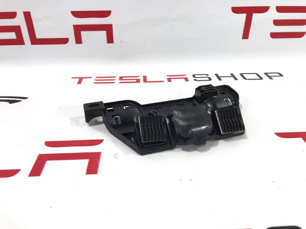 Кронштейн разъемов проводки камеры TRIPLE Tesla Model X 1 поколение 2017, 1075074-00-B, 1082391-00-B - фото №1