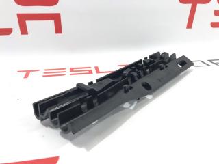 Кронштейн крепления дренажной трубки панорамной крыши Tesla Model S 1 поколение [рестайлинг] 2017, 1008371-00-E