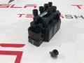 блок клапанов пневмоподвески Tesla Model S 1 поколение [2-й рестайлинг] 2021, 1027919-00-B - фото №8