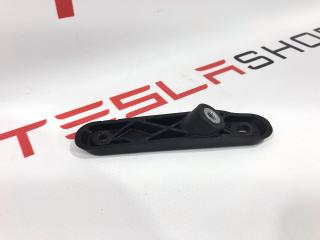 Кронштейн карты (обшивки) двери Tesla Model S 1 поколение [2-й рестайлинг] 2021, 1584751-00-A