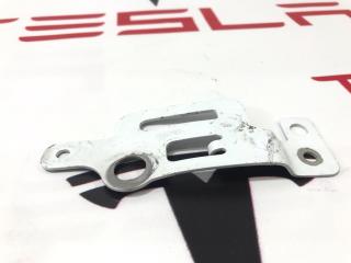 крепление ( кронштейн ) крыла Tesla Model X 1 поколение 2016, 1061701S0B, 1069534-00-A
