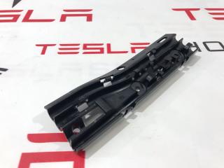 Кронштейн крепления дренажной трубки панорамной крыши Tesla Model S 1 поколение 2016, 1008372-00-E