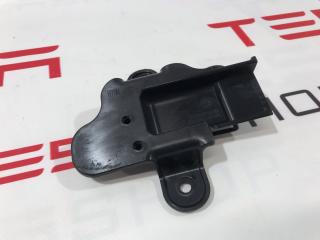 Кронштейн крепления ручки Tesla Model S 1 поколение 2013, 1008413-00-C