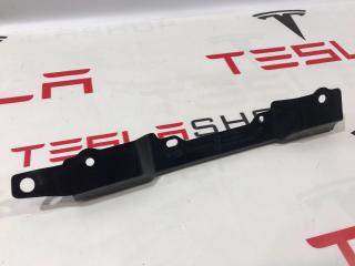 Кронштейн облицовки стойки Tesla Model X 1 поколение 2017, 1054068-00-A