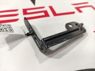 кронштейн (крепление) Tesla Model X 1 поколение 2017, 1036885-00-E, 1058358-03-C, 1072447-82-A
