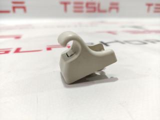 Крепление (крючок) солнцезащитного козырька Tesla Model S 1 поколение (2012 - 2016), 1050620-00-A