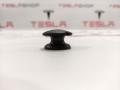 Клипса шпильки крепления грузовой сетки Tesla Model S 1 поколение (2012 - 2016), 1009089-00-A - фото №3