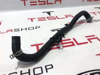 Шланг охлаждающей жидкости от насоса до расширительного бачка Tesla Model S 1 поколение 2015, 1037855-00-C