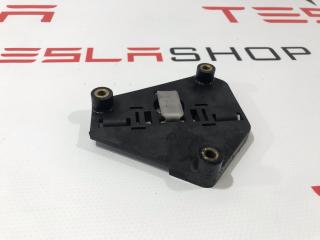 Кронштейн мотора привода люка Tesla Model S 1 поколение [рестайлинг] 2016, 1003242-00-A