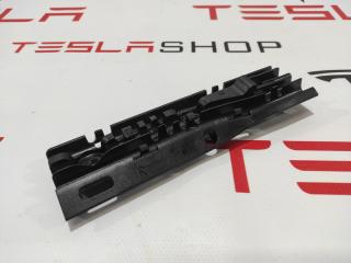 Кронштейн крепления дренажной трубки панорамной крыши Tesla Model S 1 поколение 2015, 1008372-00-E