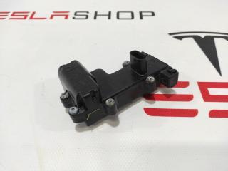 Привод открытия двери Tesla Model X 1 поколение 2017, 1045354-00-B