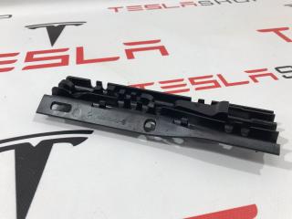 Кронштейн крепления дренажной трубки панорамной крыши Tesla Model S 1 поколение 2015, 1008372-00-E