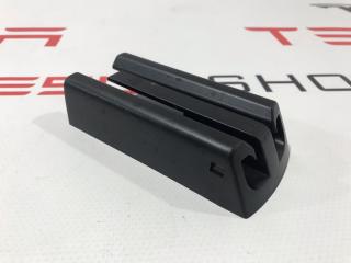 Заглушка салазки сиденья Tesla Model S 1 поколение [рестайлинг] 2017, 1051476-00-A