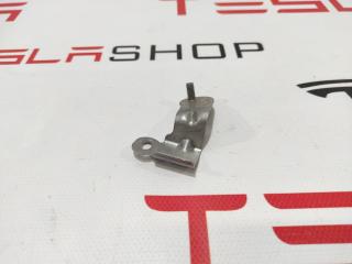 Кронштейн крепления внутренних панелей салона Tesla Model S 1 поколение 2015, 1013701-00-A