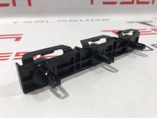 Кронштейн крепления накладки порога рокерной панели Tesla Model S 1 поколение 2015, 1003691-00-B