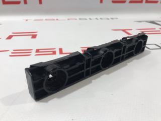Кронштейн крепления накладки порога рокерной панели Tesla Model S 1 поколение 2015, 1003691-00-B