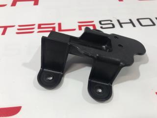 Кронштейн крепления ручки Tesla Model S 1 поколение 2015, 1008413-00-C