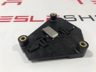 Кронштейн мотора привода люка Tesla Model S 1 поколение 2015, 1003242-00-A