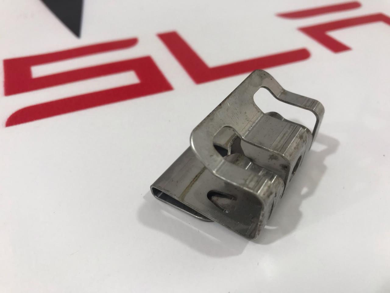 Клипса бокса Tesla Model S 1 поколение 2013, 1009509-00-B - фото №1