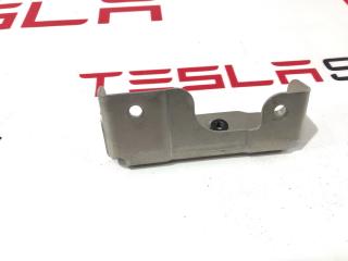 Кронштейн карты (обшивки) двери Tesla Model S 1 поколение 2013, 1003140-00-B