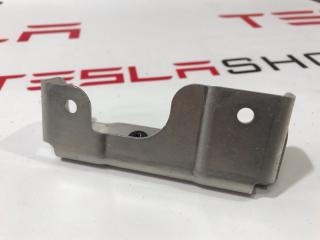 Кронштейн карты (обшивки) двери Tesla Model S 1 поколение 2013, 1003139-00-B