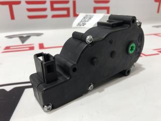 Привод фиксации сиденья 2-го ряда Tesla Model X 1 поколение 2016, 1068123-00-B
