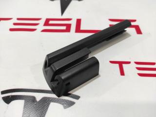 Заглушка салазки сиденья Tesla Model S 1 поколение 2013, 1031676-00-A