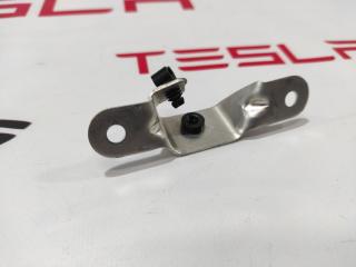Кронштейн крепления обшивки двери Tesla Model S 1 поколение 2013, 1003541-00-A