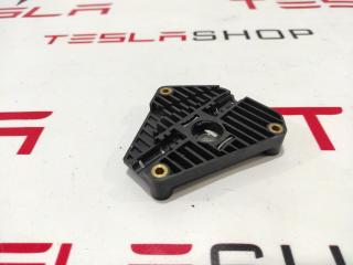 Кронштейн мотора привода люка Tesla Model S 1 поколение 2013, 1003242-00-A