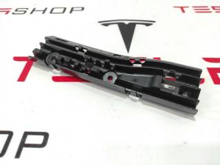 Кронштейн крепления дренажной трубки панорамной крыши Tesla Model S 1 поколение 2015, 1008371-00-E