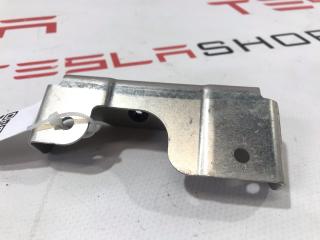 Кронштейн карты (обшивки) двери Tesla Model S 1 поколение 2015, 1003140-00-B