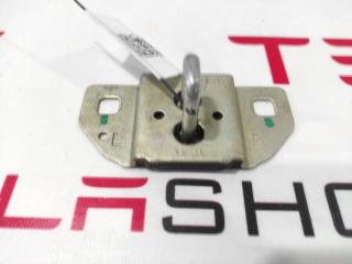 Петля замка крышки багажника Tesla Model S 1 поколение 2015, 1009419-00-B, A2127400132
