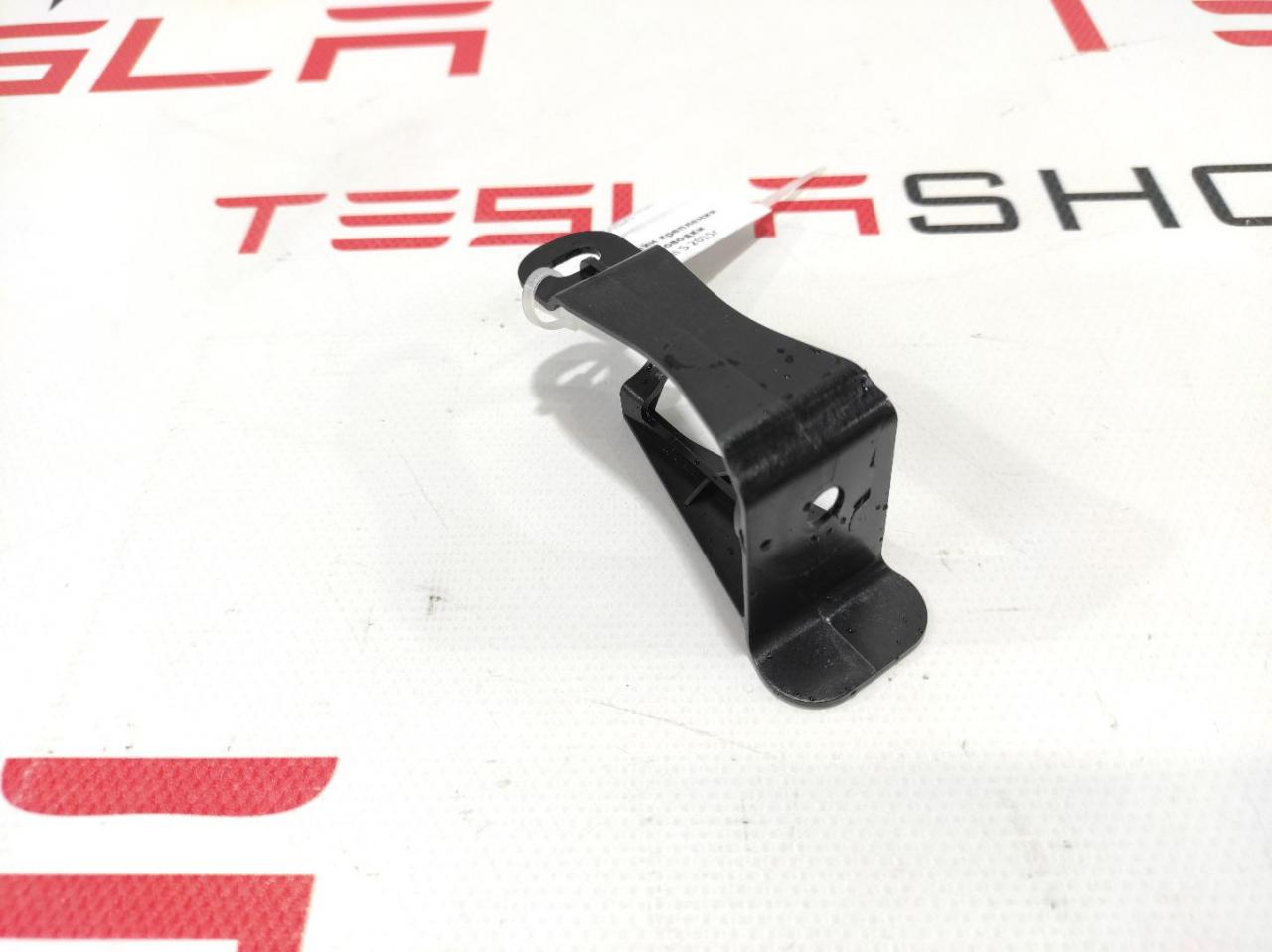 Кронштейн крепления электропроводки Tesla Model S 1 поколение 2015, 1004423-91-P - фото №1