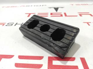Опора под домкрат (подушка) Tesla Model X 1 поколение 2017, 1045887-00-B
