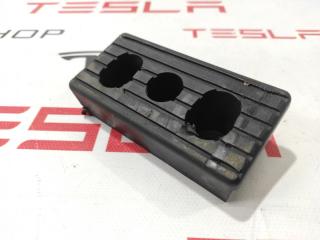 Опора под домкрат (подушка) Tesla Model X 1 поколение 2017, 1045887-00-B
