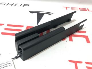 Заглушка салазки сиденья Tesla Model X 1 поколение 2017, 1061613-00-D