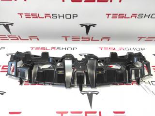 Кронштейн крепления динамиков крышки багажника Tesla Model X 1 поколение 2017, 1050282-00-D