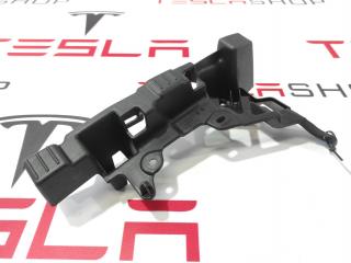 Кронштейн накладки, стойки C Tesla Model X 1 поколение 2017, 1056083-00-C, 1051825-00-B