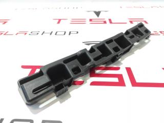 Кронштейн крепления накладки дверного проема Tesla Model X 1 поколение 2017, 1059180-00-A