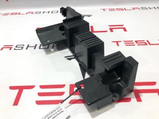 Кронштейн панели пола 2-го ряда сидений (6 мест) Tesla Model X 1 поколение 2017, 1060170-00-D